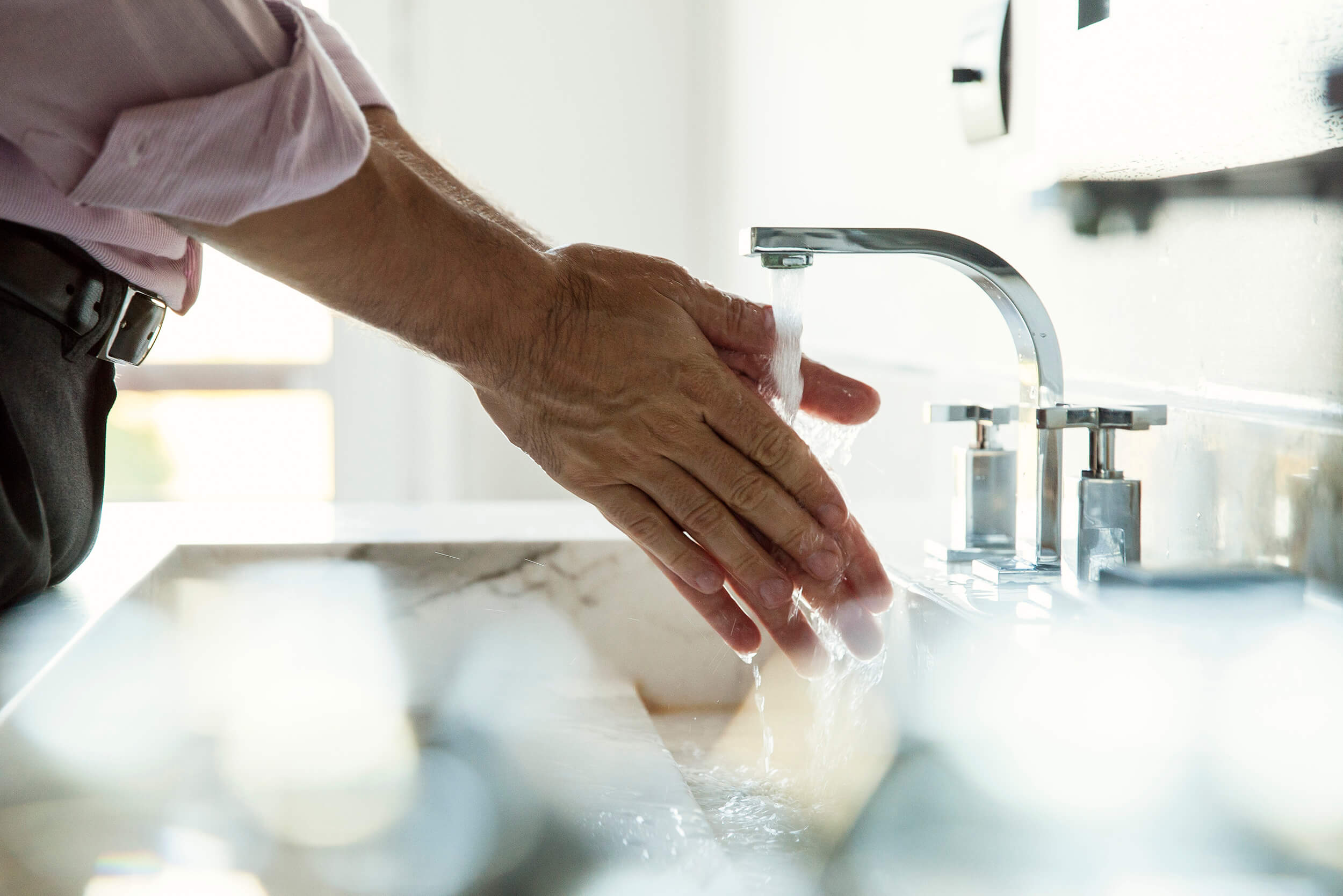 Mencuci tangan dengan sabun dapat membunuh kuman.